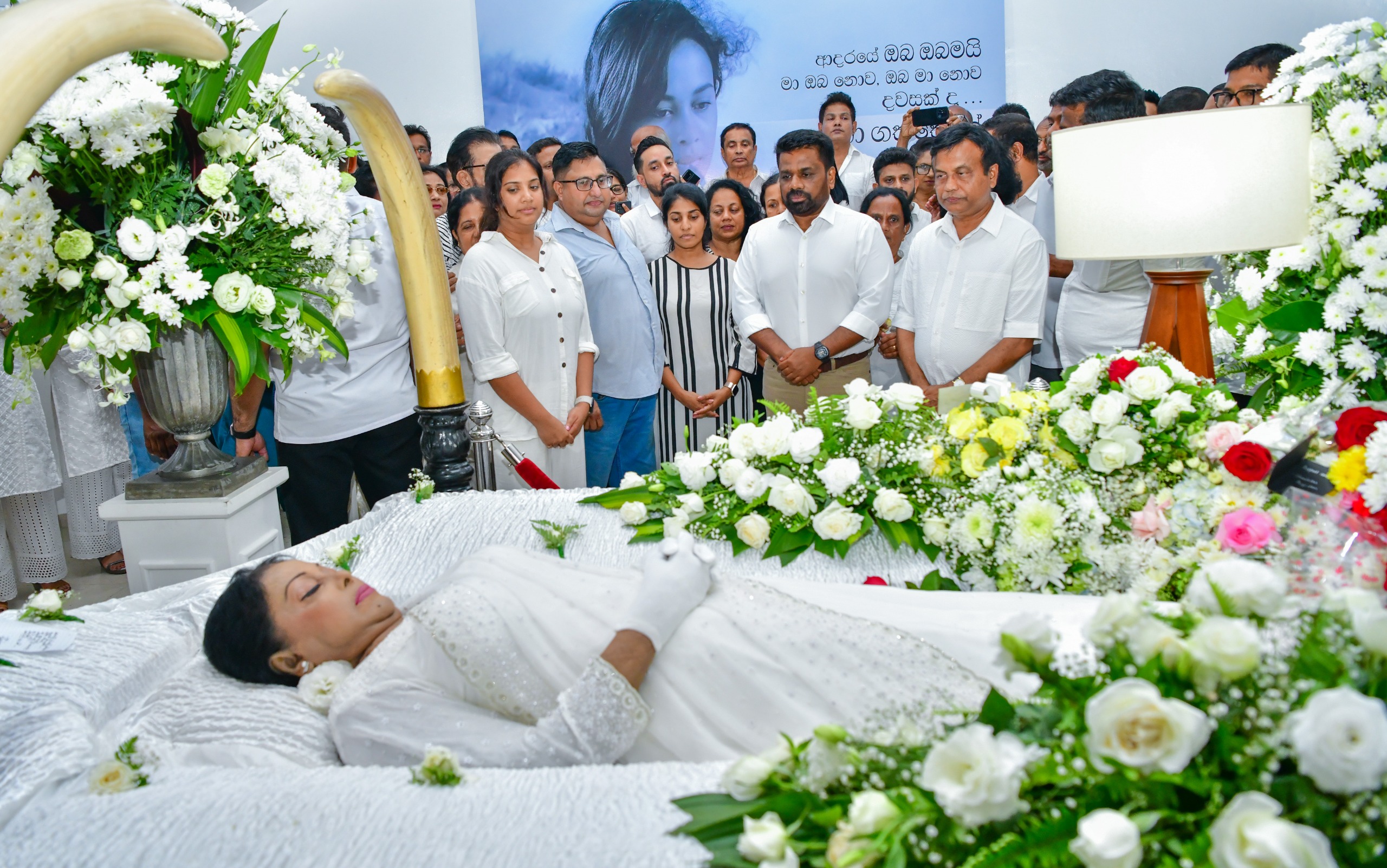 ජනපති ප්‍රවීණ රංගවේදිනී මාලනී ෆොන්සේකාගේ දේහයට අවසන් ගෞරව දක්වයි